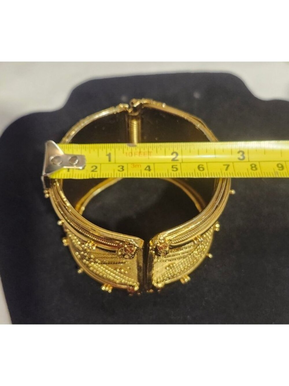 Vintage Gold Tone Hinged Clamper Bracelet Intricate Detailing Textured & Polishe - Picture 5 of 5